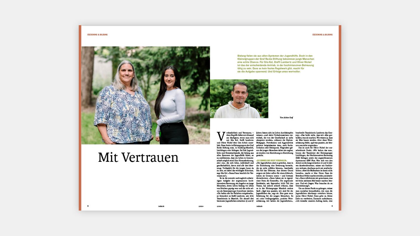 Eine aufgeschlagene Doppelseite der aktuellen recke:in Ausgabe