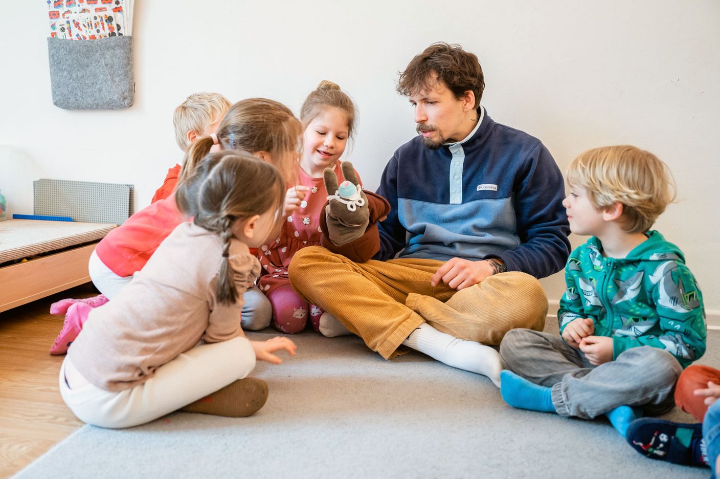 Kinder mit der Recke-Schnecke und Erzieher in der Kita.